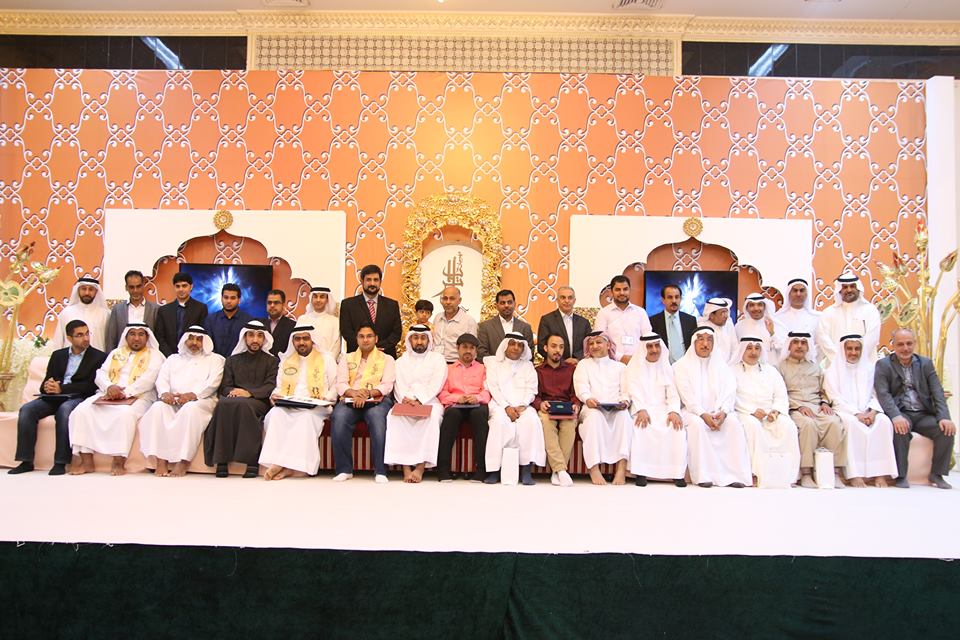 الشعراء المشاركون في صورة تذكارية مع لجنة التحكيم ولجنة تنظيم المهرجان