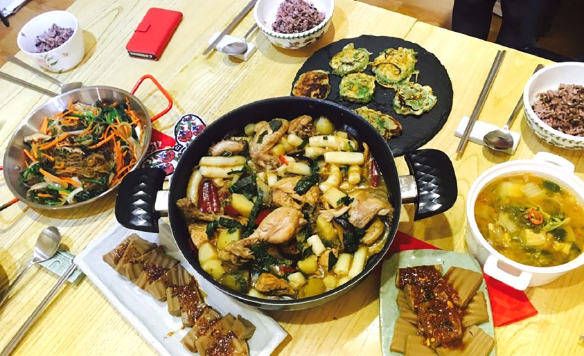 ﻿المائدة الكورية عامرة ومتنوعة