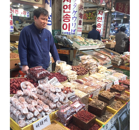 ﻿بائع في سوق كون دونغ