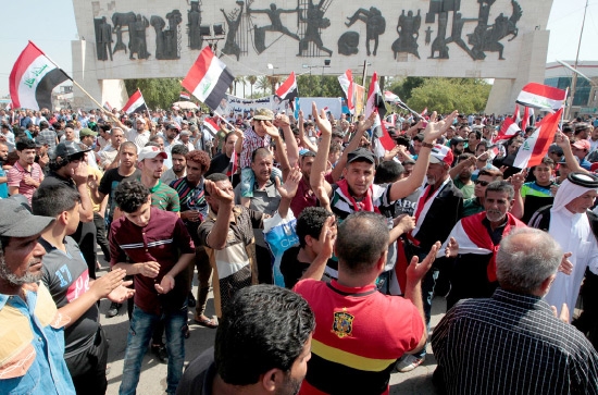 ﻿عراقيون ضد التيار الصدري يتظاهرون في ساحة التحرير ببغداد أمس - afp