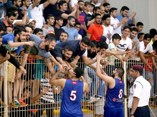 ﻿لاعبو المنامة يحيون جماهيرهم بعد الفوز الكاسح