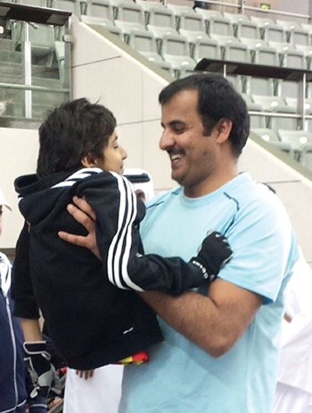 أمير قطر الشيخ تميم بن حمد مع غانم المفتاح في اليوم الرياضي لدولة قطر