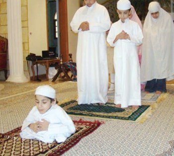 الطفل غانم المفتاح يؤم اخوانه في الصلاة ﻿