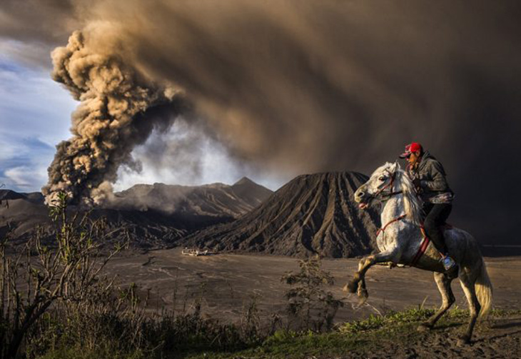 التقط مصور رينولد ديوانتارا هذه الصورة الدرامية أثناء ثوران بركان جبل برومو في Probolinggo، جاوة الشرقية، إندونيسيا