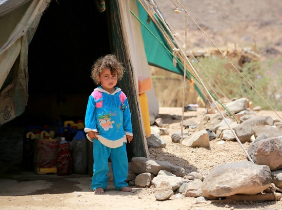 ﻿طفلة يمنية في مخيم مؤقت للمشردين جرّاء القتال الدائر في اليمن - afp