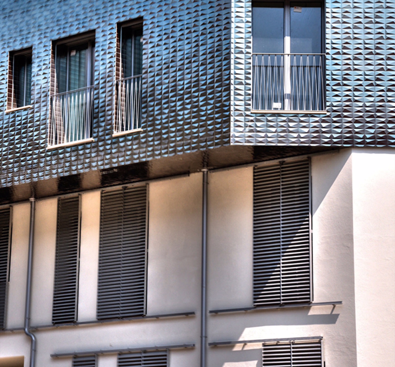 الستائر المنزلقة للنوافذ تقلل الحرارة في الداخل بنسبة 90 بالمئة في مشروع بمدينة بريشا الإيطالية