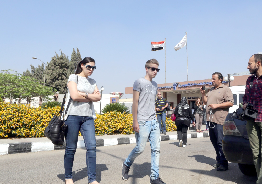 وصول أقرباء الطائرة المصرية المفقودة في مطار القاهرة