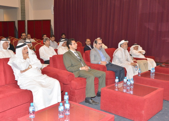 ﻿الحضور يتابعون ندوة الاتحاد العام لنقابات عمال البحرين - تصوير أحمد آل حيدر
