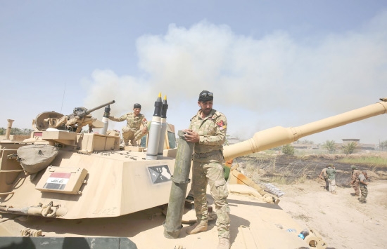 ﻿قوات عراقية تقف على ظهر دبابة في قرية الشهابي شرق الفلوجة - afp