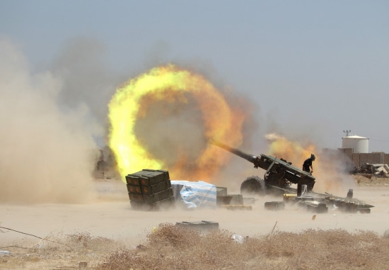 ﻿مقاتل عراقي يسدد نيران المدفعية تجاه «داعش» في الفلوجة - reuters