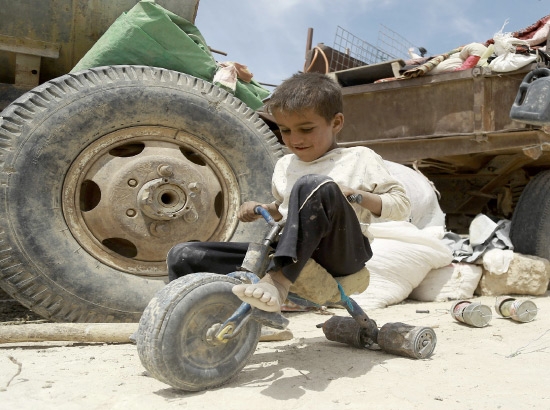 ﻿طفل عراقي فر مع عائلته من مواقع القتال في الفلوجة - afp