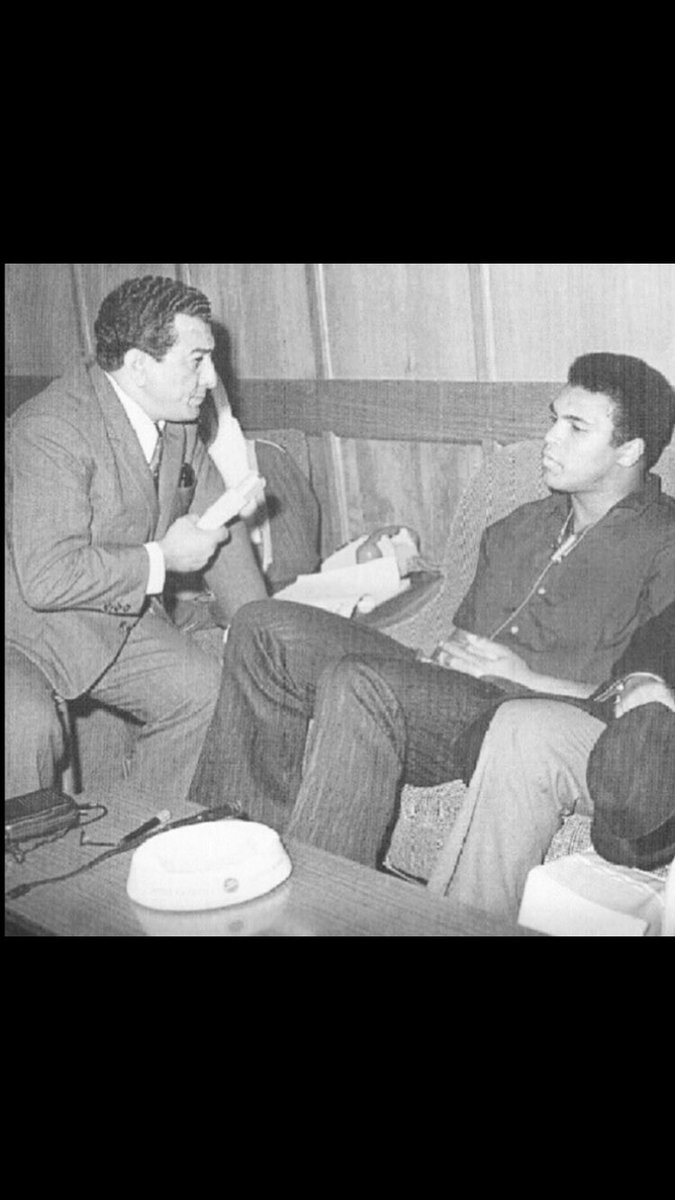  صورة للملاكم محمد علي كلاي اثناء تصريحه لإذاعة البحرين في 1972