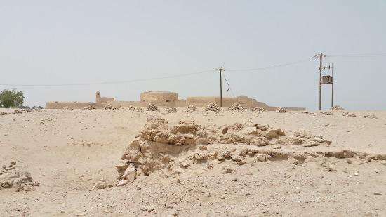 ﻿آثار بارزة في ظهراني قلعة البحرين‎