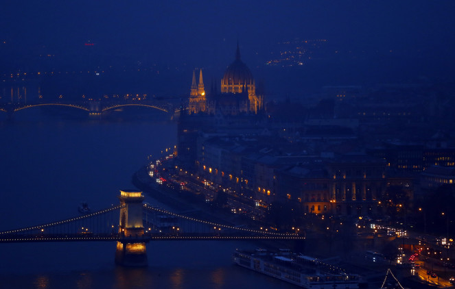 إضاءة نهر الدانوب في بودابست