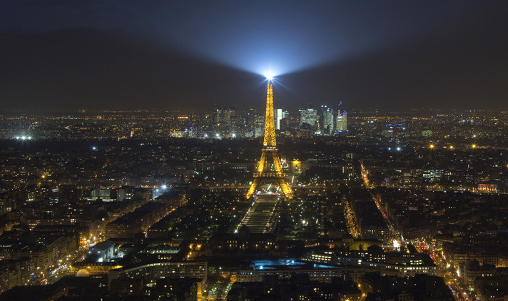 إضاءة برج إيفل في باريس