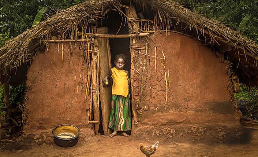 ﻿طفل إثيوبي أمام أحد الأكواخ