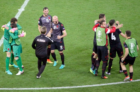 ﻿فرحة لاعبي ألبانيا بالفوز التاريخي  - epa