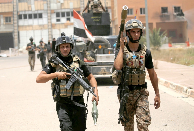 قوات عراقية سيراً على الأقدام في مستشفى الفلوجة وسط الفلوجة - REUTERS
