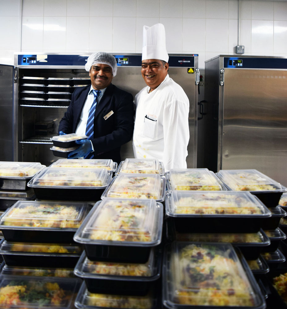 تعاون موظفي المؤسستين من أجل تحضير وتوزيع 250 وجبة إفطار لمساكن العمال القريبة