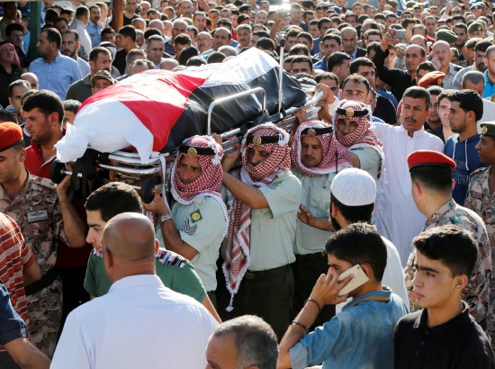 ﻿أردنيون يشيعون أحد قتلى الهجوم على موقع عسكري على الحدود بالقرب من مخيم للاجئين السوريين  - reuters