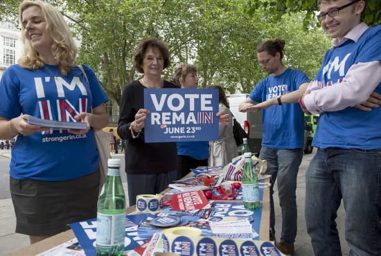 ﻿بريطانيون مؤيدون للبقاء ضمن المظلة الأوروبية - epa