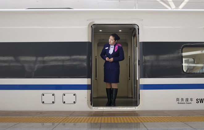  يعتبر خط بكين – تيانجين أول خط سكة حديدية عالية السرعة في الصين، من حيث فترة تشييده وتدشينه. يبلغ طوله ما يقارب من 120 كيلو مترا، وهو يقوم بربط العاصمة بكين بمدينة تيانجين.
