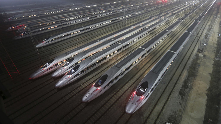 تملك الصين شبكة من السكك الحديدية تغطي 16 ألف كيلومتر وهي من أكبر مسارات السكك الحديدية السريعة في باقي دول العالم.