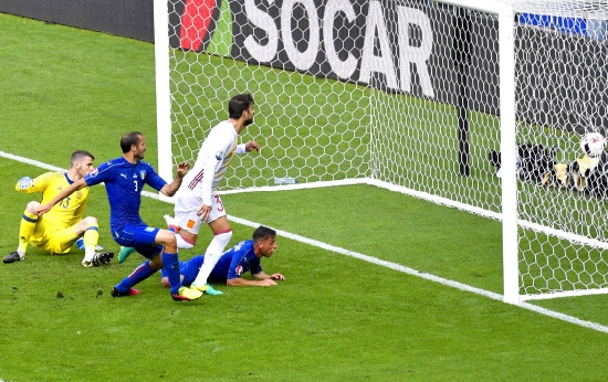 ﻿جورجو كييليني سجل الهدف الأول لإيطاليا