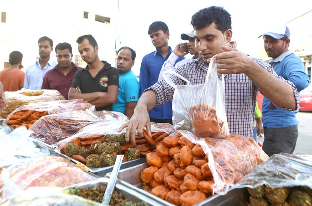 ﻿مأكولات متنوعة تباع على الجالية البنغلاديشية في البحرين خلال شهر رمضان