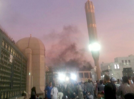 ﻿جمع من المصلين يشاهدون الدخان بعد تفجير انتحاري قرب المسجد النبوي الشريف في المدينة المنورة - reuters