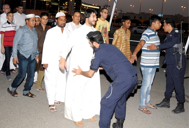 ﻿رجال الأمن الكويتي يفتشون المتوجهين لصلاة عيد الفطر في مدينة الكويت  -  EPA