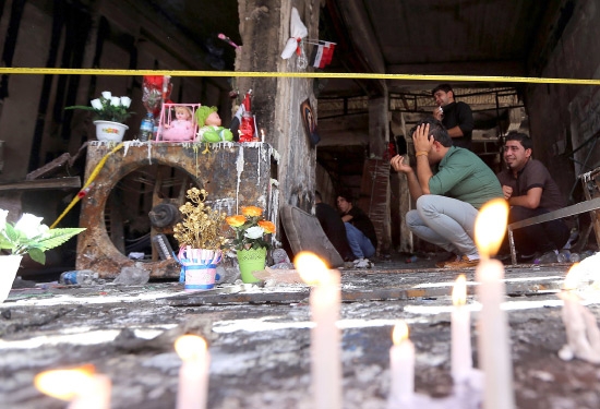 ﻿عراقيون يشعلون الشموع ويبكون قتلاهم في موقع تفجير الكرادة - afp