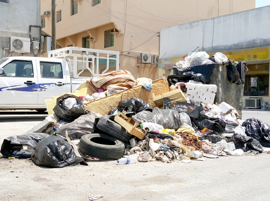 ﻿القمامة متراكمة في عدد من المناطق