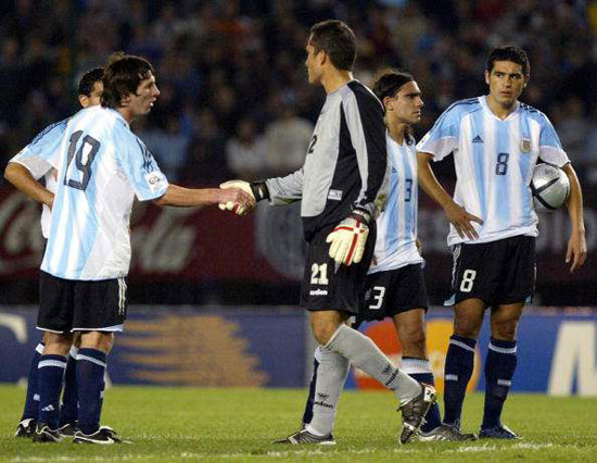 ميسي يحصل على البطاقة الحمراء فى أول مشاركة مع الأرجنتين