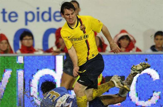 ميسي يبصق على لاعب مالاجا