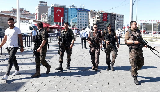 ﻿أعضاء من الشرطة التركية الخاصة تنتشر في ساحة تقسيم في إسطنبول - epa