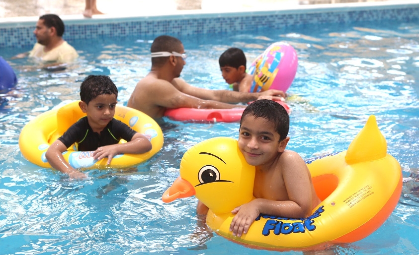 ﻿البحرينيون يقبلون على برك السباحة في أشهر الصيف