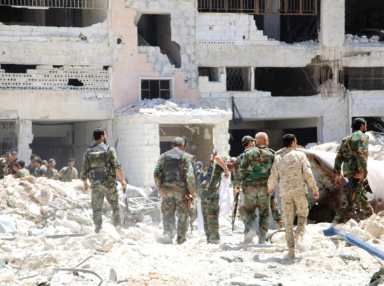 ﻿عناصر من الجيش السوري يقومون بدورية في شمال حلب  - epa