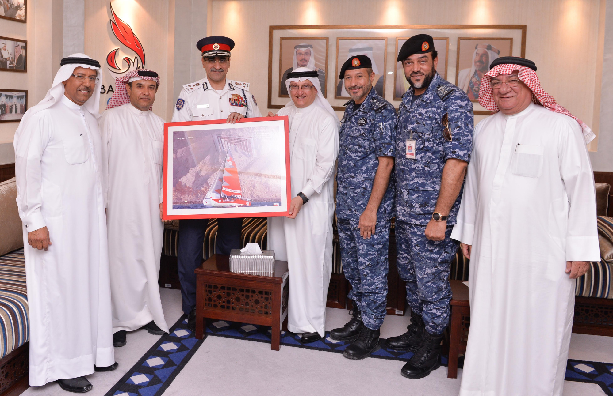 مع أعضاء الاتحاد البحريني للرياضات البحرية