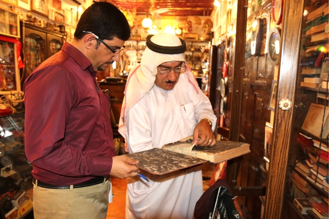 ﻿صالح الحسن يعرض لـ «الوسط» إحدى المخطوطات القديمة لديه - تصوير : أحمد آل حيدر