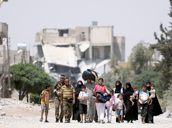﻿مدنيون يفرون من مناطق الصراع في حلب - reuters