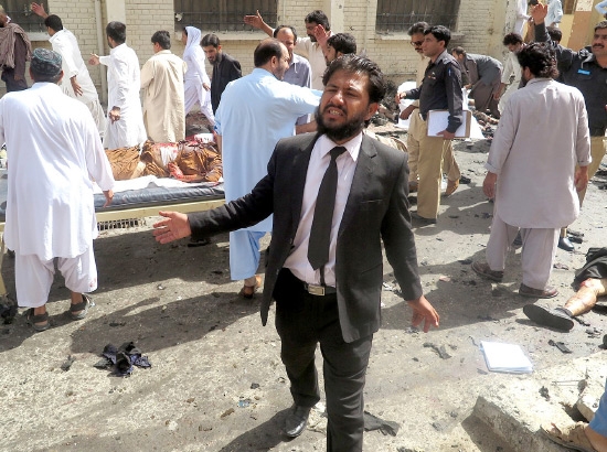 ﻿محامٍ يهتف في موقع الهجوم بمدينة كويتا - epa