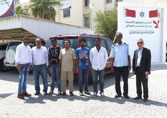 ﻿البحارة قبالة مقر الاتحاد العام لنقابات عمال البحرين