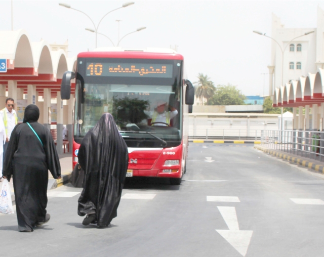 ﻿بحرينية وابنتها تتجهان لمحطة النقل العام بالمحرق