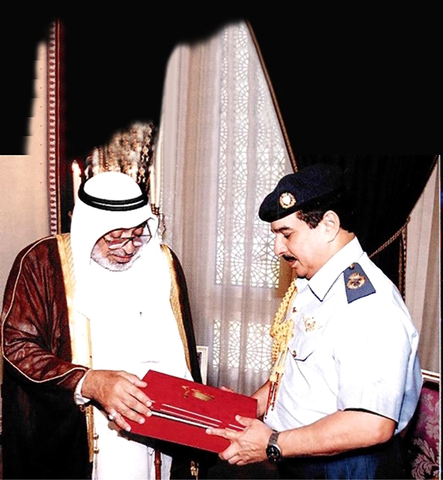﻿الشيخ عيسى بن محمد يقدم لجلالة الملك نسخة من مسودة مشروع العمل الوطني