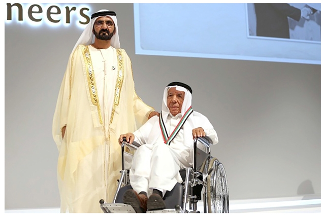 ﻿سمو الشيخ محمد بن راشد أثناء تكريم السفير حميدان العام 2014