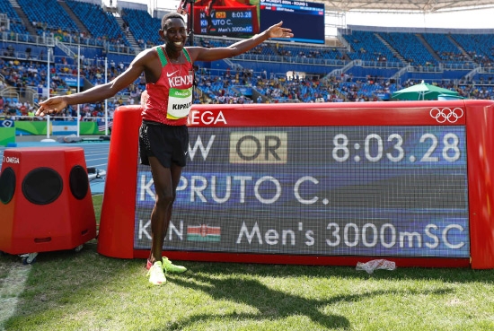 ﻿فرحة الكيني كيبروتو بتحطيم الرقم الأولمبي - afp