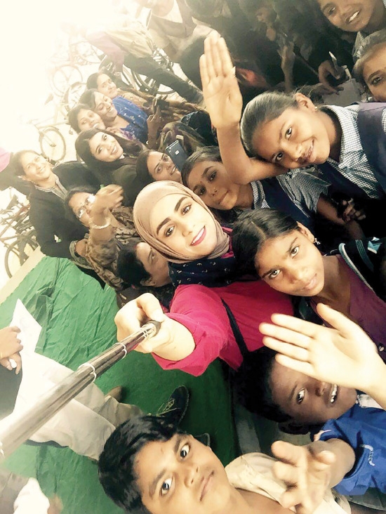 ﻿زهراء البني في رحلتها التطوعية للهند