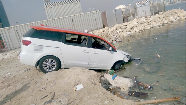 ﻿سيارة الأجرة عقب انحرافها في ساحل منطقة الجفير