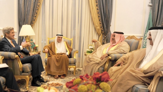 ﻿وزير الخارجية السعودي عادل الجبير مستقبلاً بجدّة جون كيري ووزير خارجية البحرين الشيخ خالد بن أحمد آل خليفة		                 (واس)